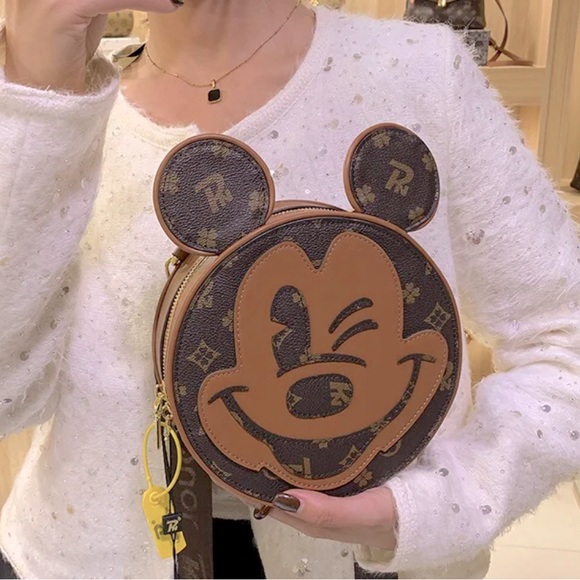 ✨$450✨  WATER PROOF  MICKEY MOUSE ZIPPER CROSSBODY BAG Disney land - Picture 3 of 14